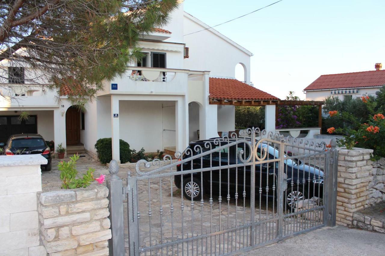 Small Apartment Merica Novalja Exterior foto